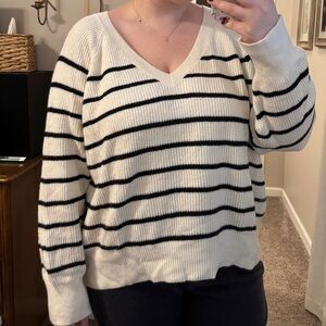 Old Navy Women's Black and White V-Neck Sweater